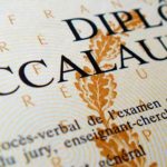 Sénégal : Pape Natango Mbaye un jeune élève invalide âgé de 18 ans, qui écrit avec ses pieds, a obtenu son baccalauréat avec mention bien