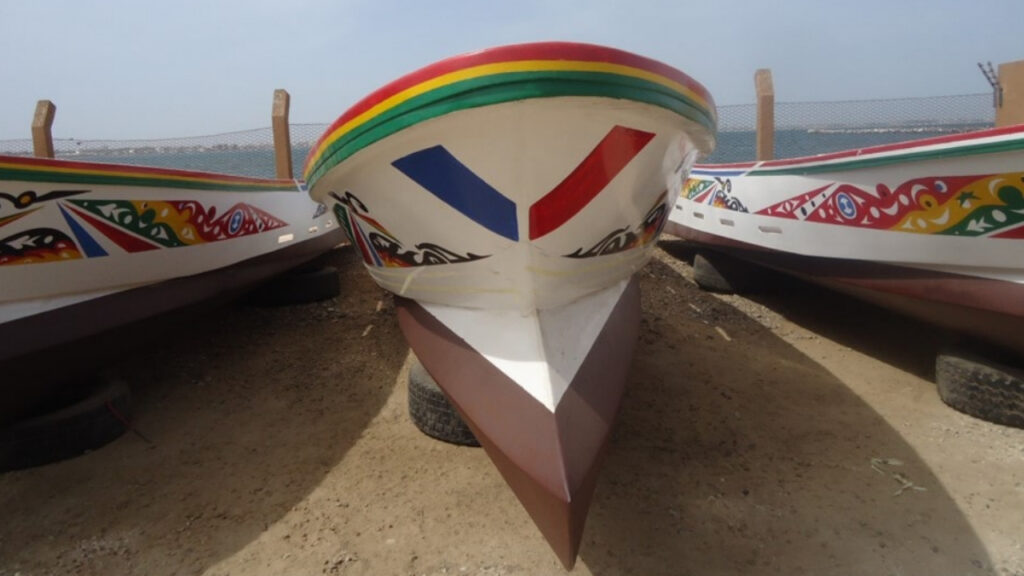 Bateau-pirogue fibre de verre