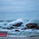 Tempête post-tropicale Rachel : les vagues endommagent des maisons en bord de mer à Long Beach, Californie
