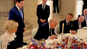 DONALD TRUMP SIGNE PAIX IRAN VERSAILLES